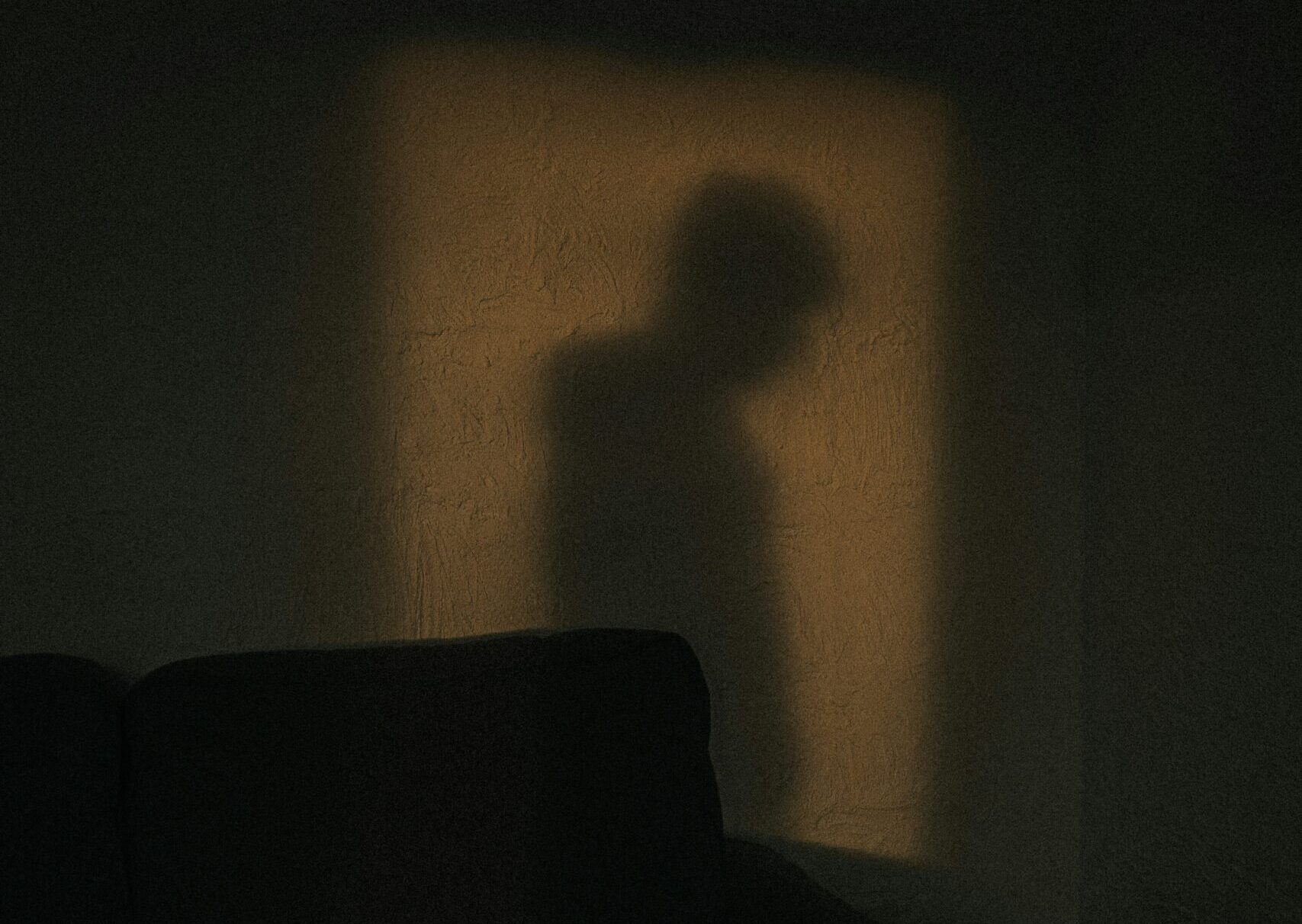 Silhouette sur un mur illustrant la présence d'une entité