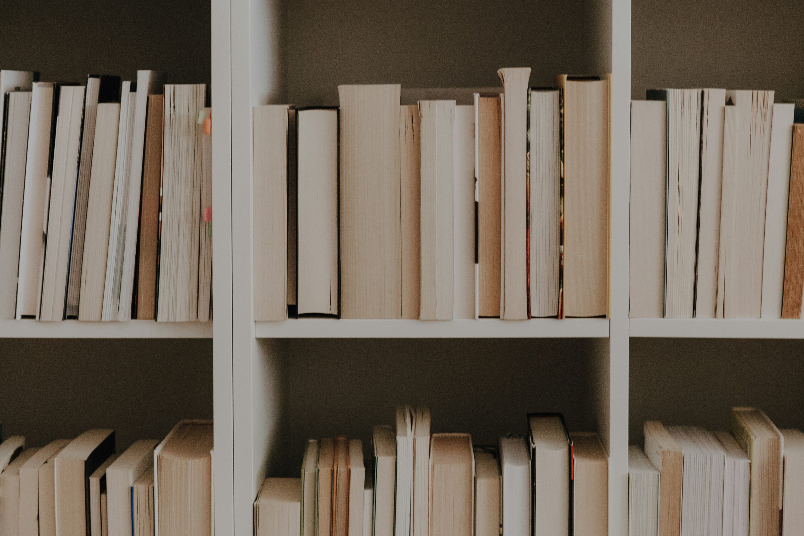 Bibliothèque de livre illustrant le module de formation théorique